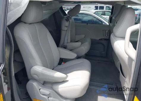 2013 Toyota Sienna Xle V6 8 Passenger z USA, uszkodzony, nr VIN 5TDYK3DC8DS357402